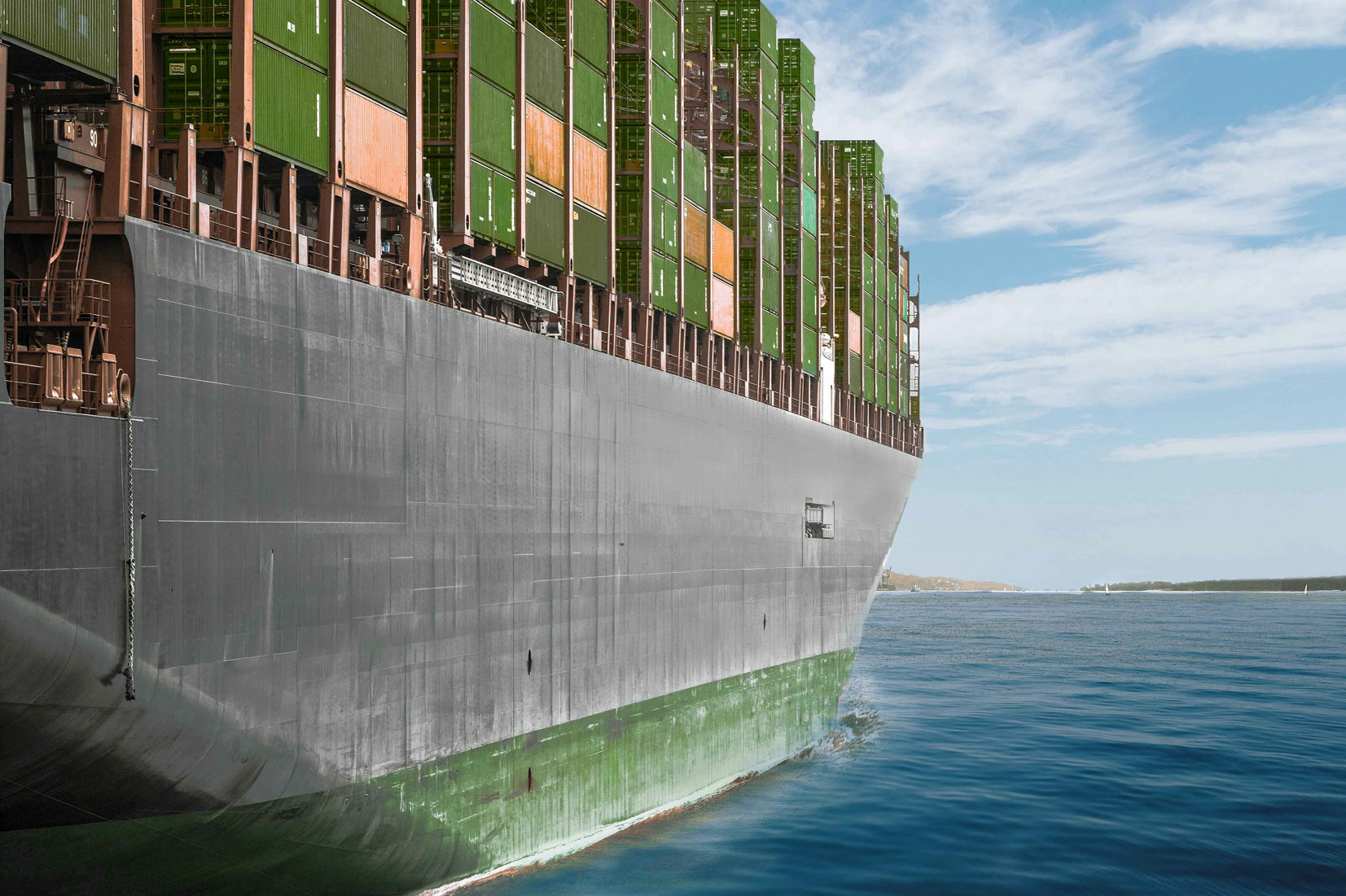 Containerschiff mit Fracht auf See