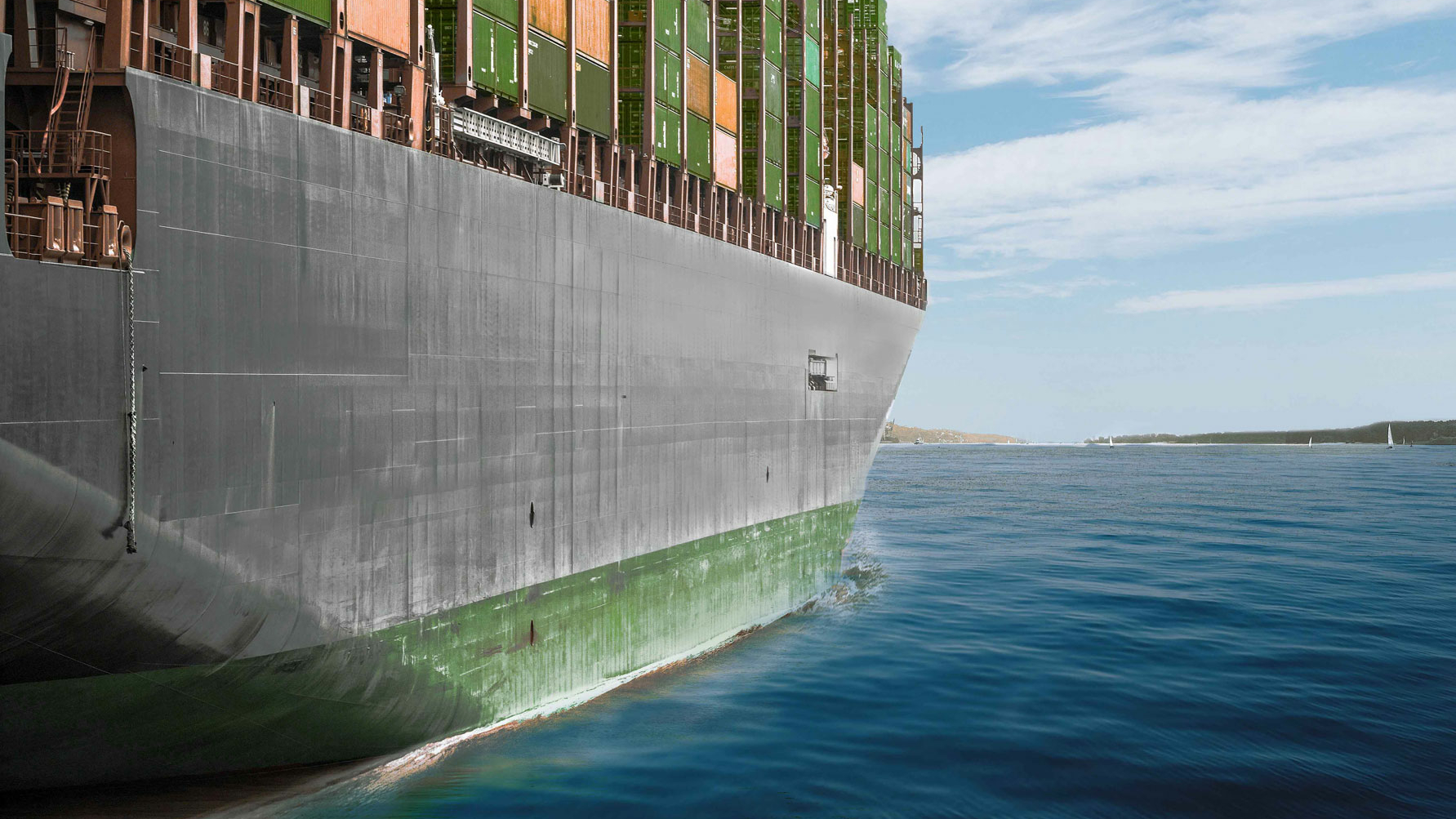 beladenes Containerschiff in Küstennähe