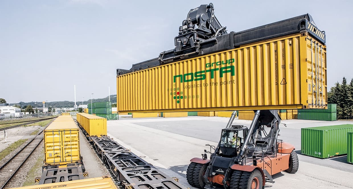 Verladung von Containern für den Schienentransport