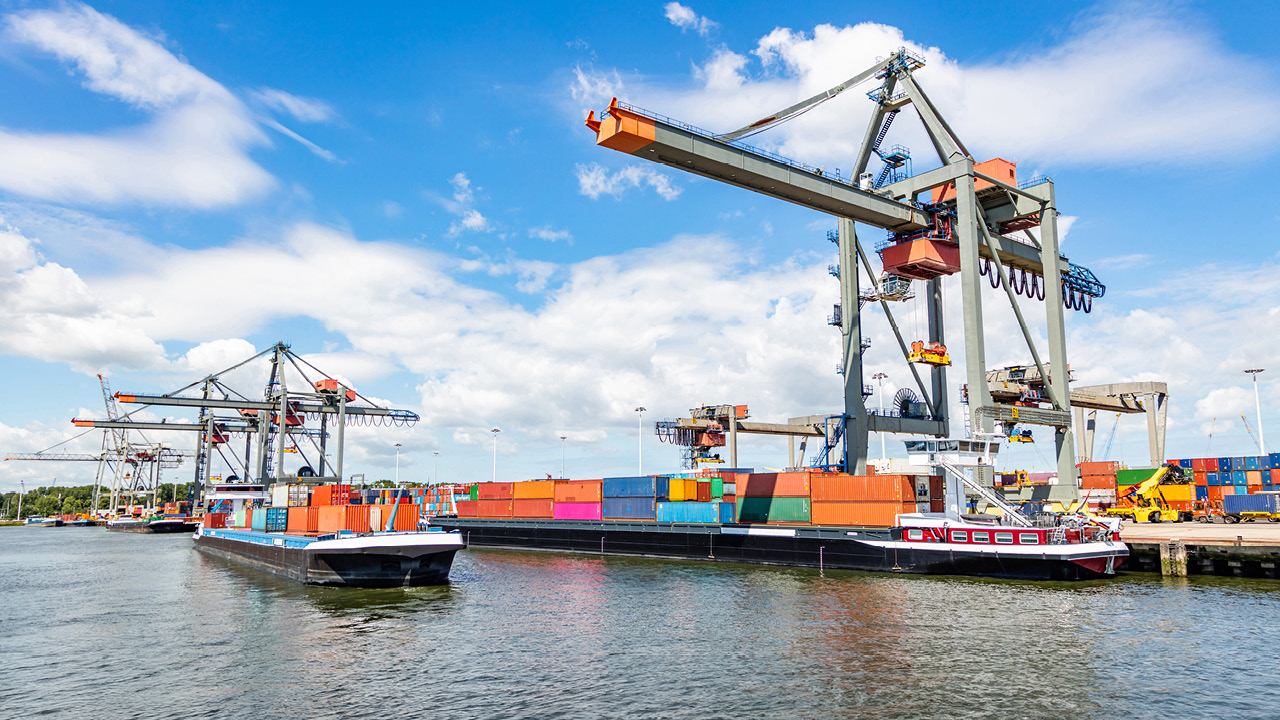 Containerterminal und beladene Schiffe